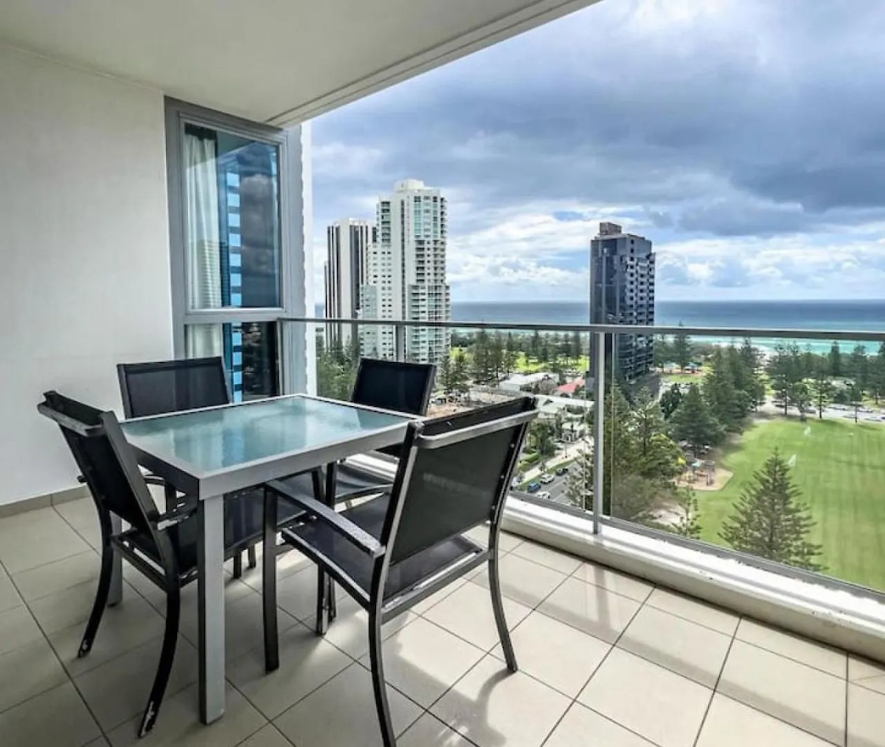 Ocean Whisper Broadbeach Gold Coast 0*,